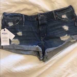 NWT Silver Jeans Breccan Shorts